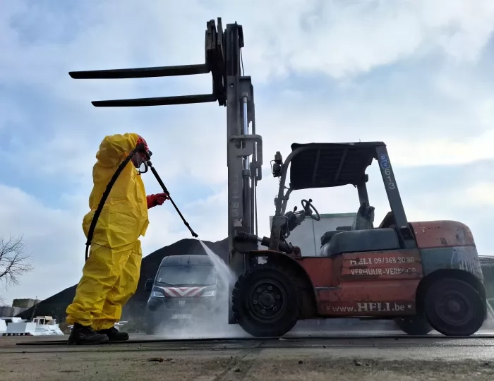Stoom reinigen van heftruck
