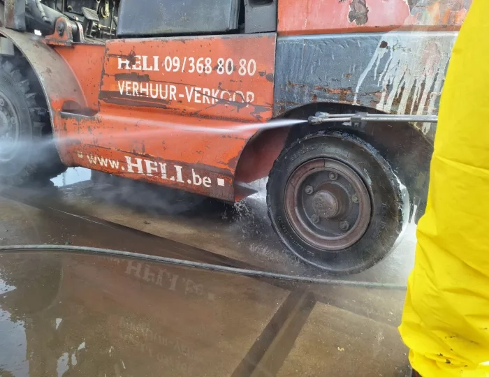 stoomreinigen van heftruck